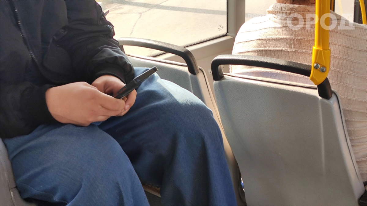 Встань с места или будь проклят: мужчина отказался уступить место бабушке в автобусе — кто на самом деле неправ
