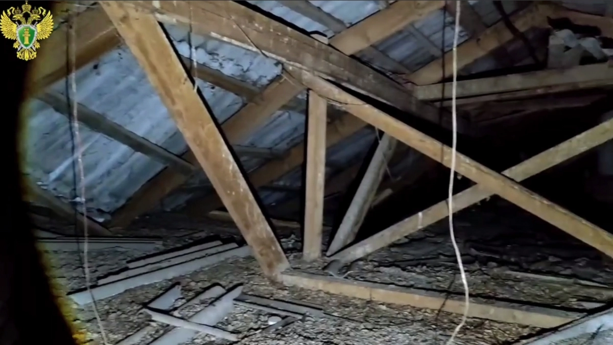 Директора УК в Советском наказали за рухнувшую под снегом крышу