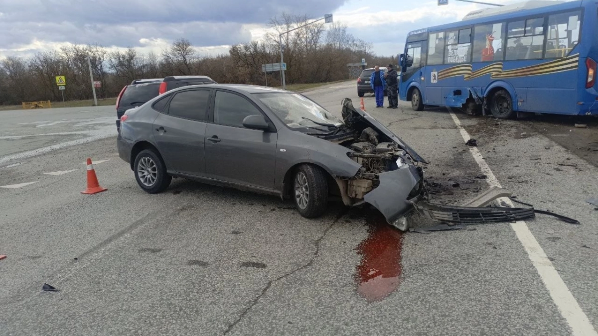Иномарка и пассажирский автобус жестко не поделили дорогу под Йошкар-Олой: пострадала женщина