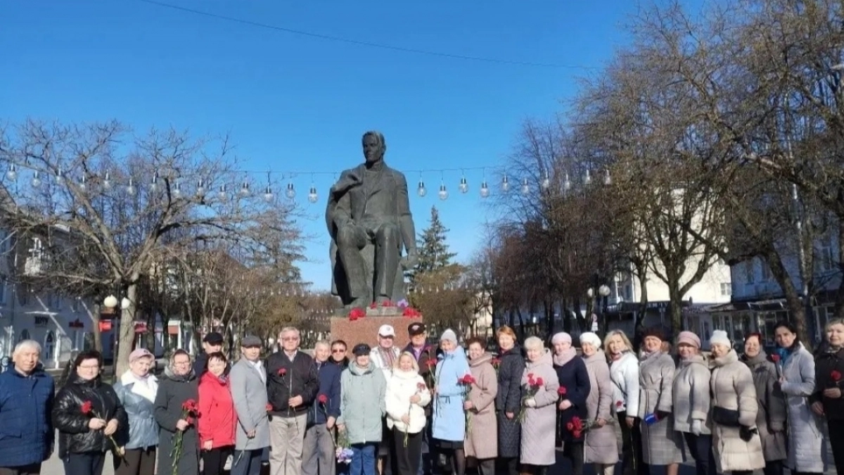 В Йошкар-Оле возложили цветы на Бульваре Чавайна в День национального героя