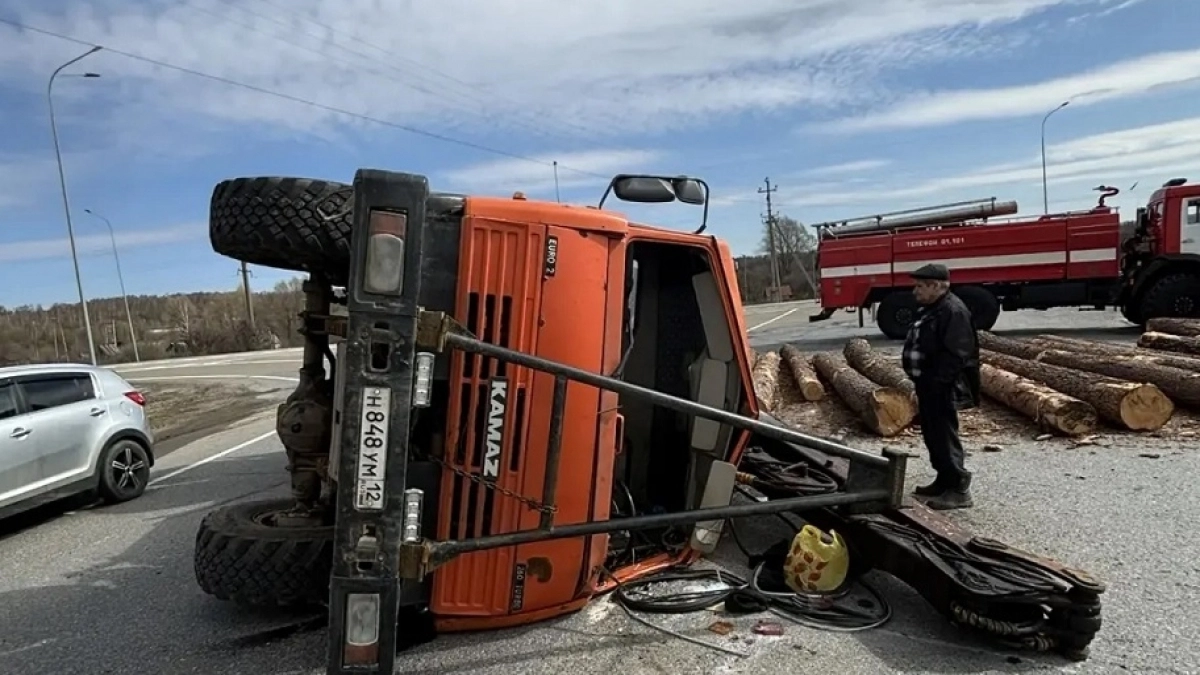 Лесовоз перевернулся на повороте в Звениговском районе: бревна разлетелись по всей дороге