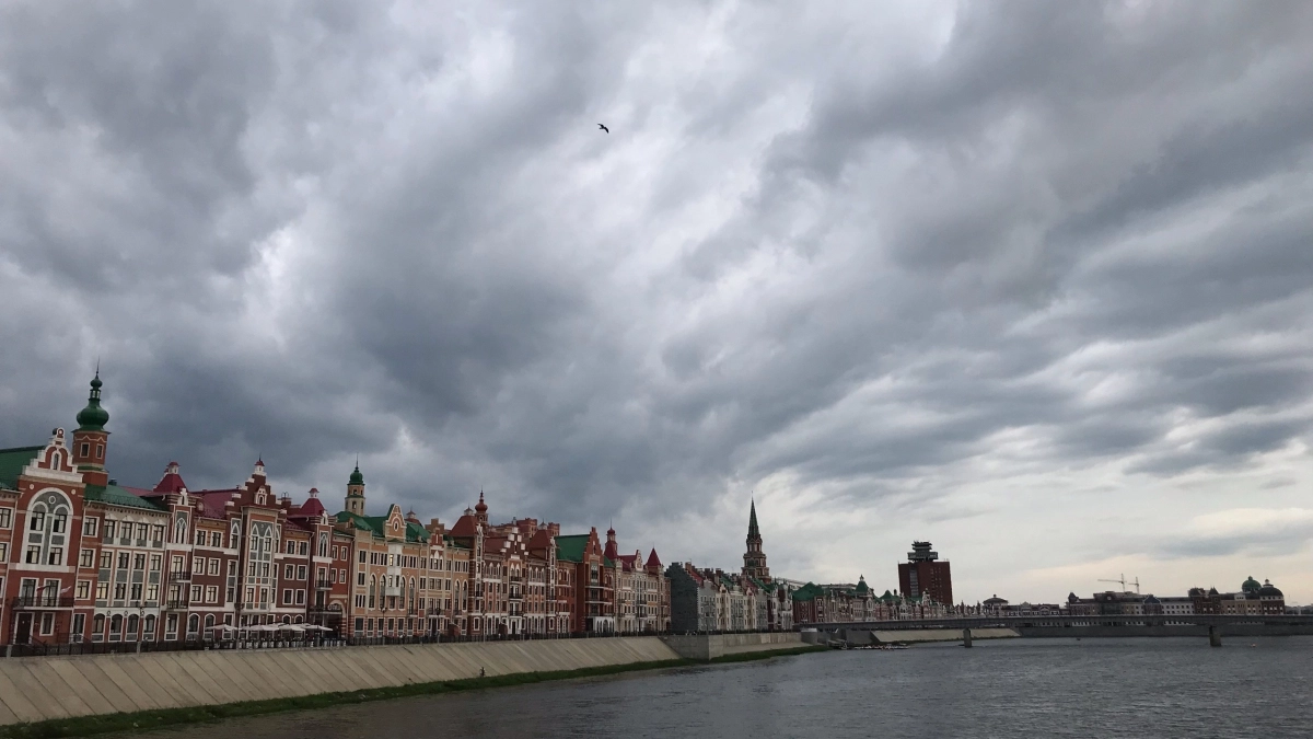 Штормовое предупреждение, ремонт дорог и выдворение мигрантов: главные новости за 27 апреля