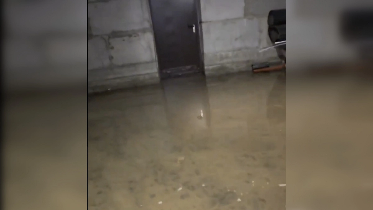 Жильцы социального дома остались затопленными и без воды: "Ключи вручал Юрий Зайцев"