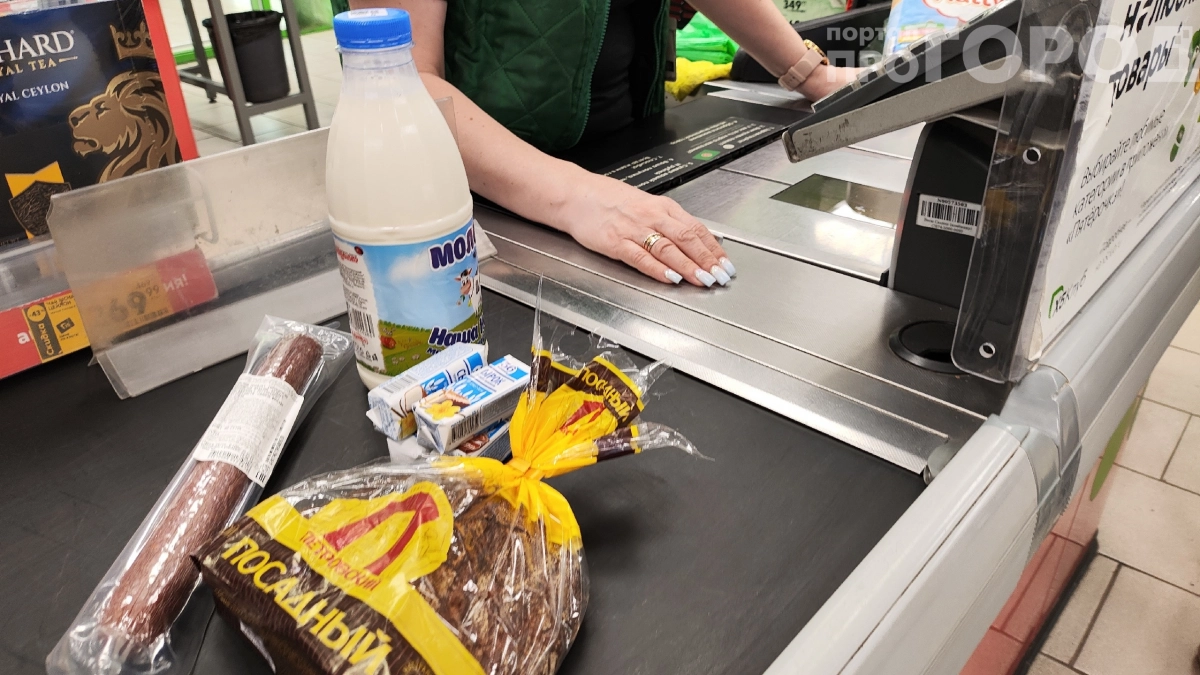 «Отказались принимать наличные и выгнали из магазина»: почему на кассе предпочитают карты — когда это незаконно