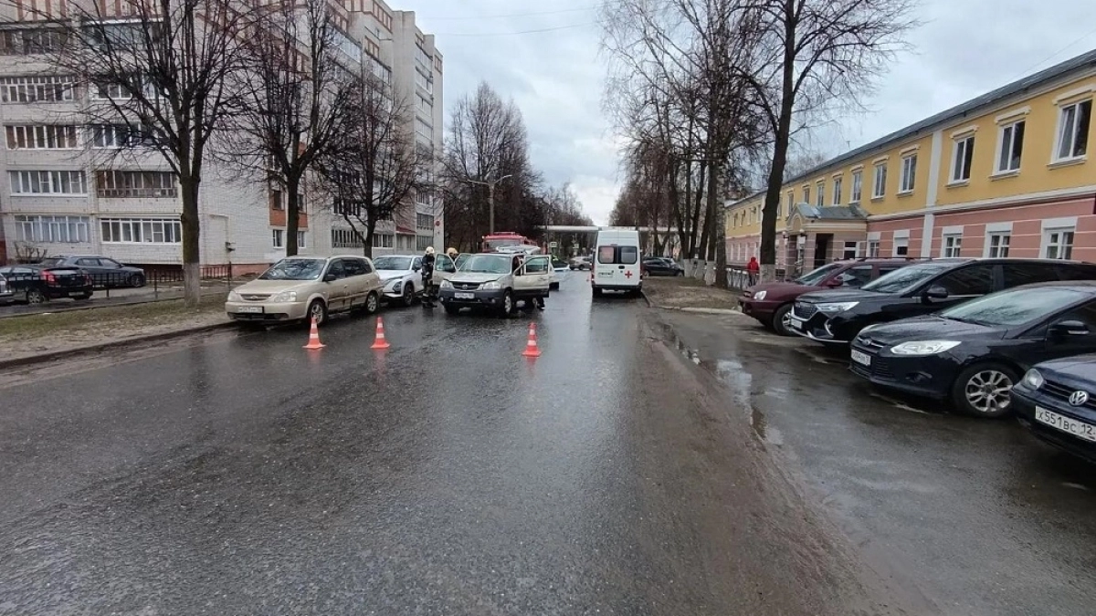 82-летний йошкаролинец на японской иномарке устроил тройное ДТП и перевернулся