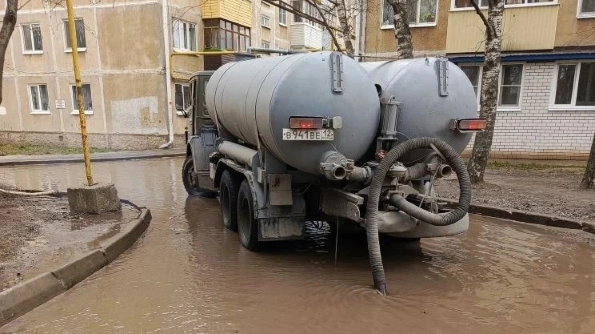 Воду откачивают с затопленных улиц Йошкар-Олы