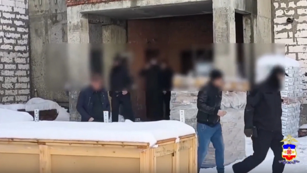 Бригада незаконных мигрантов строила здание в Ширяйково: нашли и наказали