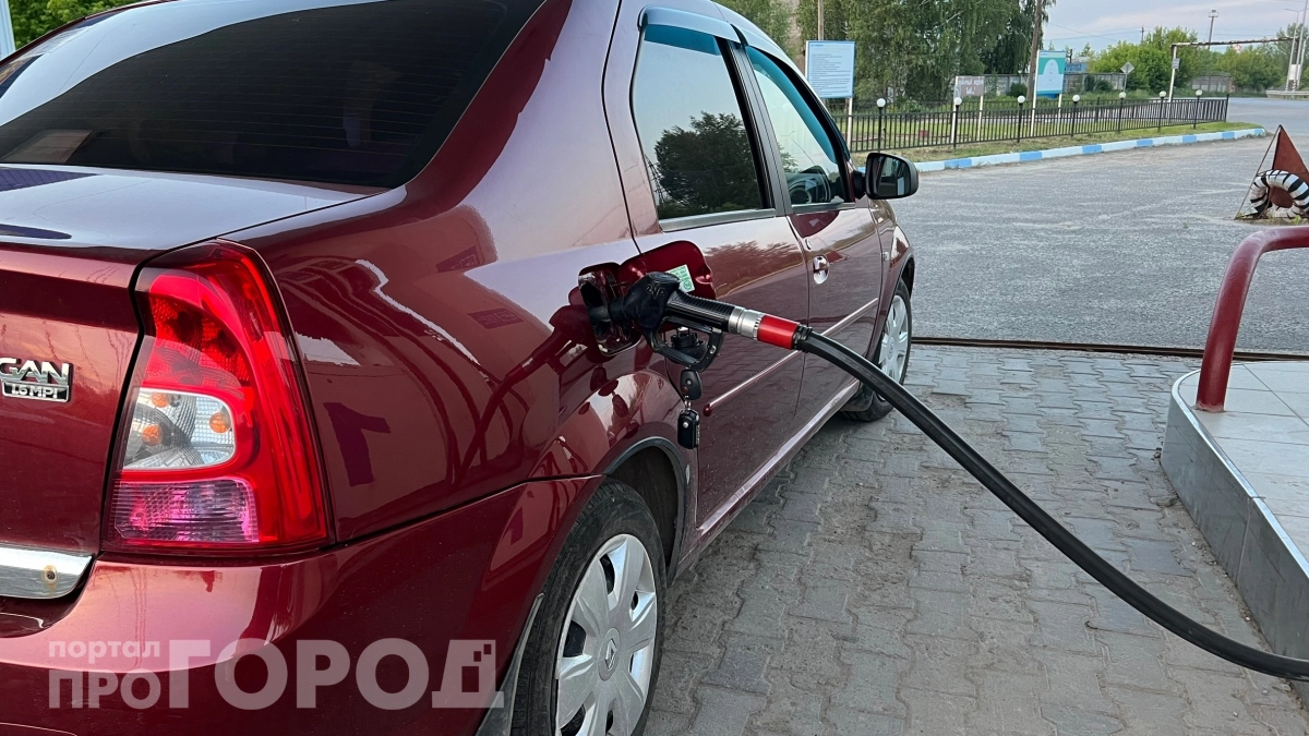 Хитрость с заправочным пистолетом: одна кнопка — и бак полный без обмана