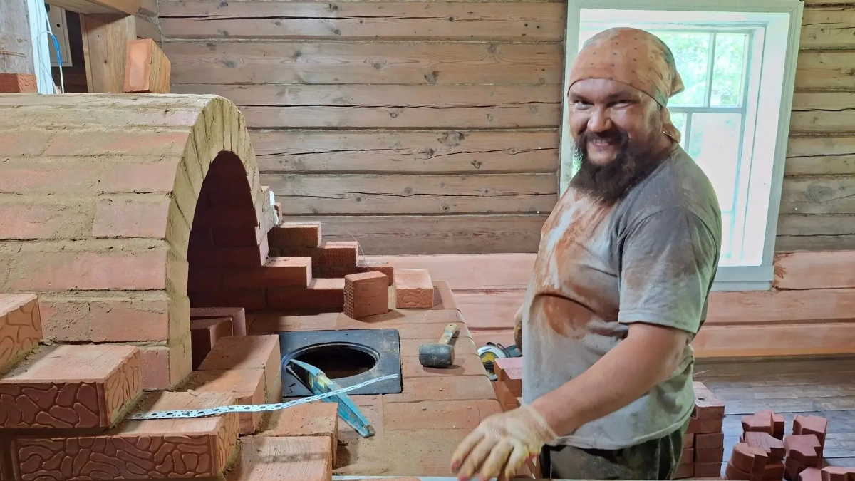 Инженер самолётов бросил Казань и начал класть печи в Моркинском районе: почему в марийской печи блины вкуснее