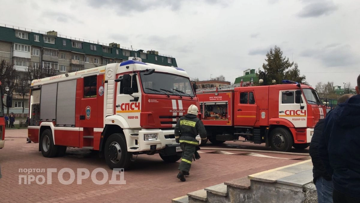 В Волжском районе пожар уничтожил сразу две постройки на соседних участках