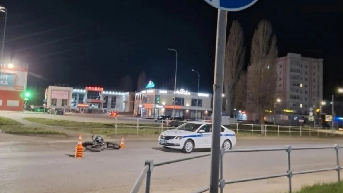 Мотоциклисту пришлось прыгать с байка, чтобы не попасть под Приору в Волжске