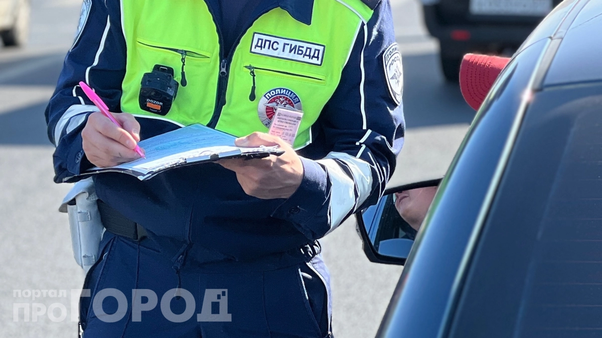 Штраф 45 000 рублей и арест до 15 суток: водители могут попасться уже при разговоре с инспектором ГАИ