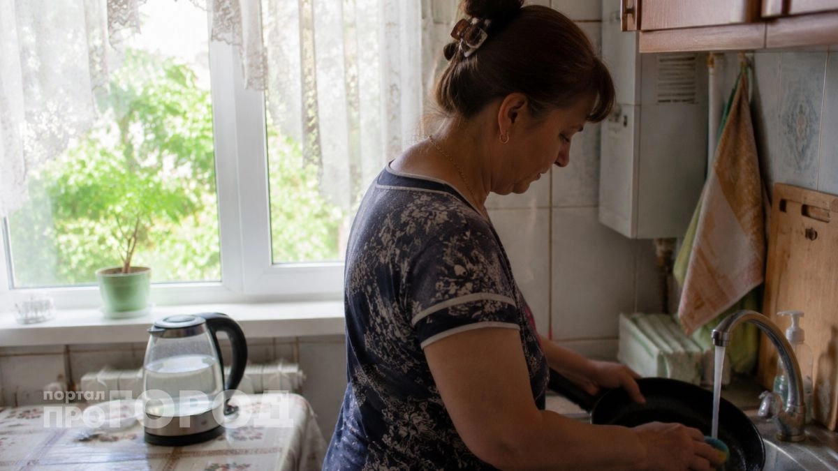 Куда нужно выливать масло со сковороды после готовки: раковина точно не подойдет