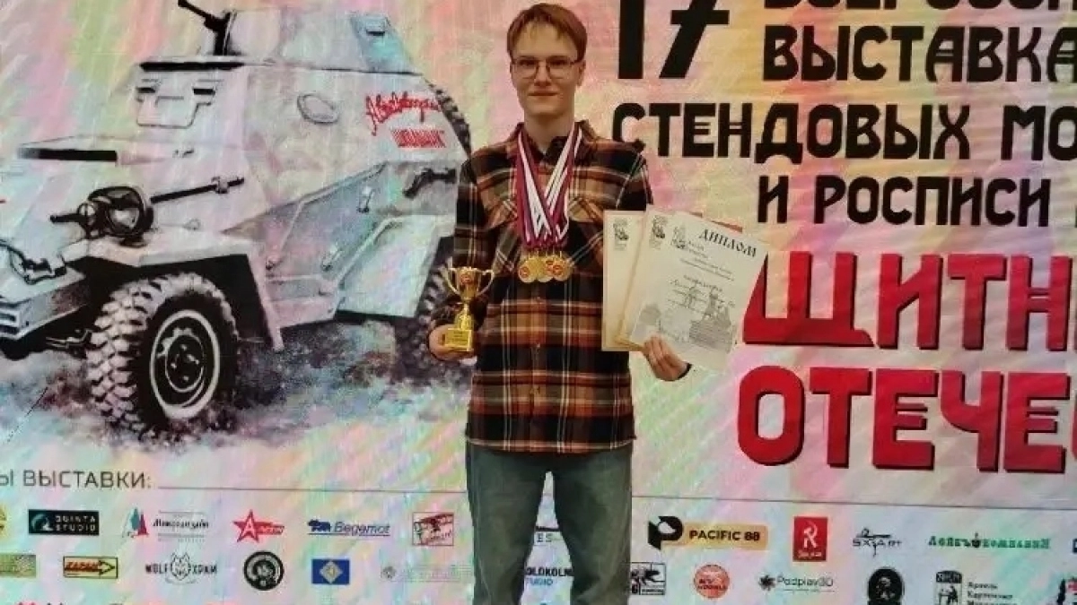Школьник из Йошкар-Олы на всероссийском конкурсе получил специальный приз-кубок героя России Алексея Новикова за лучшую модель вертолета