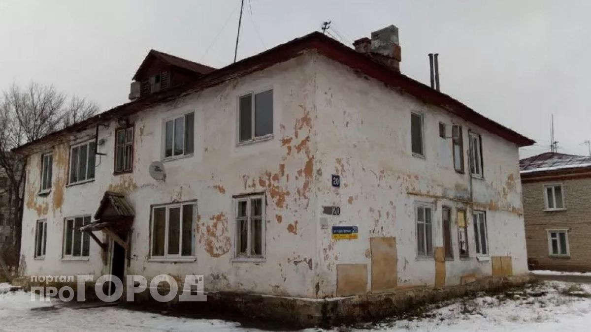 Течёт крыша и рушатся потолки: люди живут в аварийном доме уже 9 лет без надежды на расселение