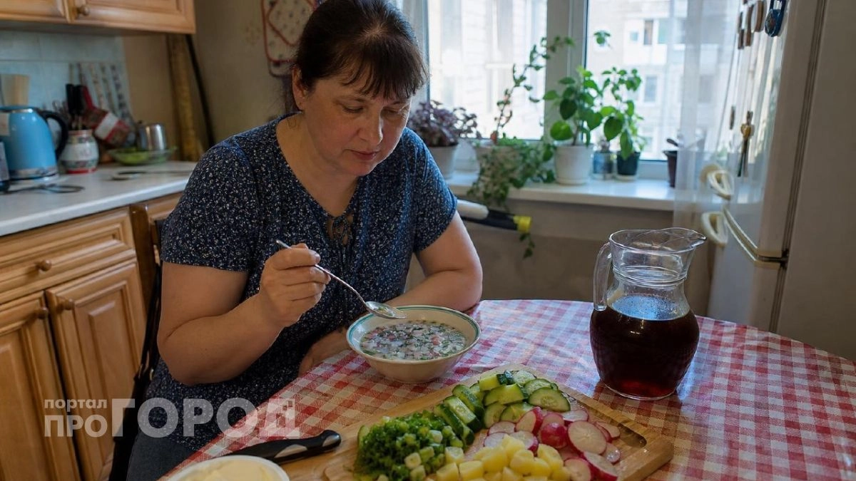Не "оливье в квасе", а сплошные витамины: как превратить окрошку в самое полезное блюдо лета
