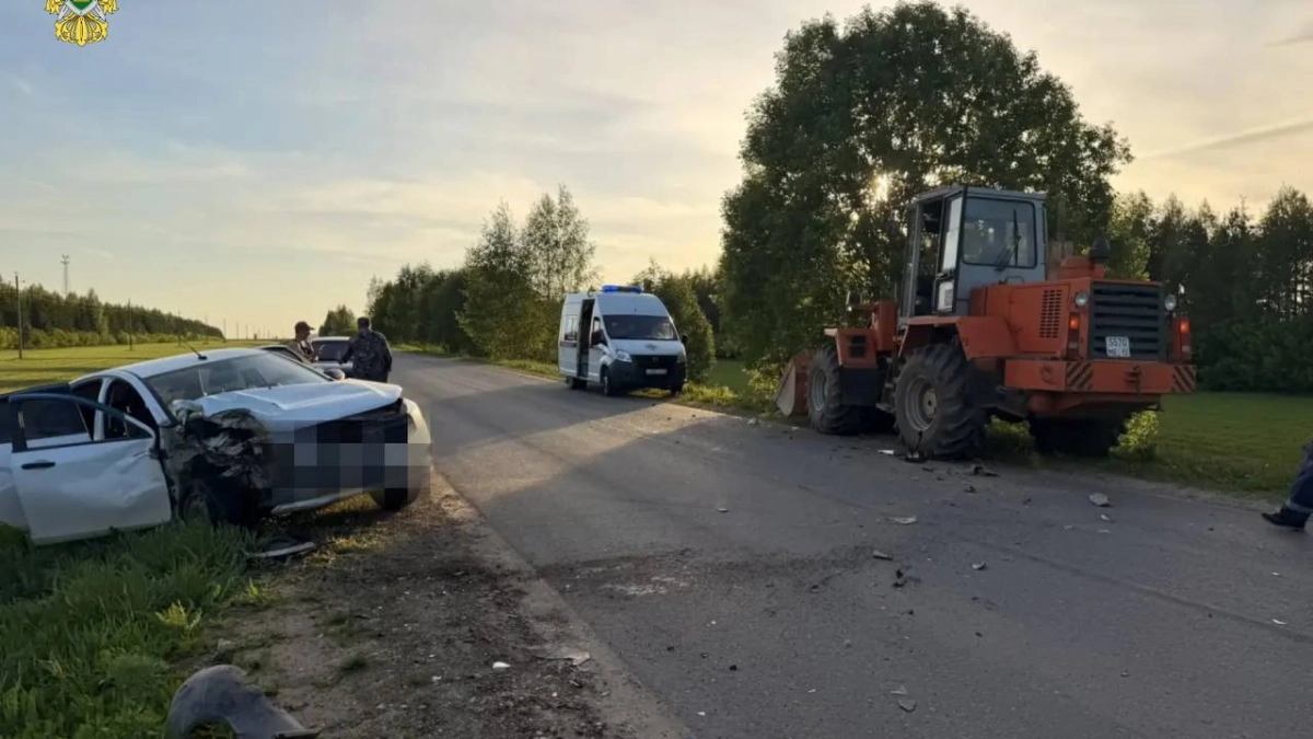 75-летний водитель влетел в припаркованный трактор в Мари-Турекском районе: двое в больнице