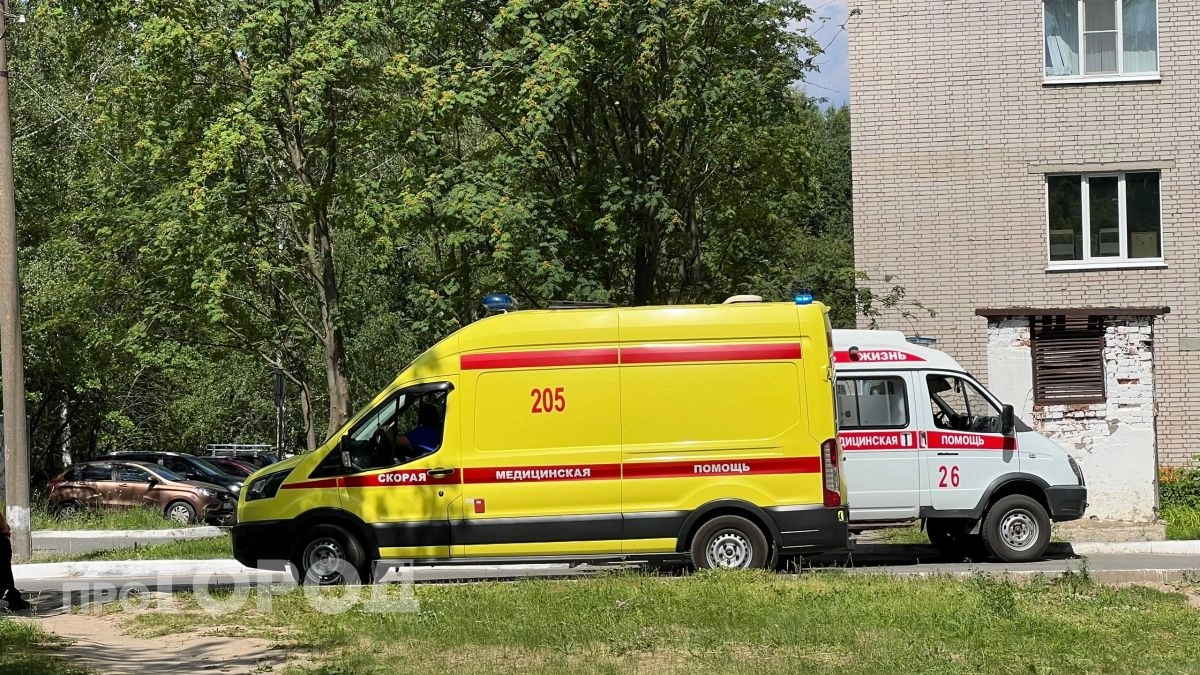 Сразу двух подростков увезли в больницу с места жесткой аварии на перекрестке в Йошкар-Оле