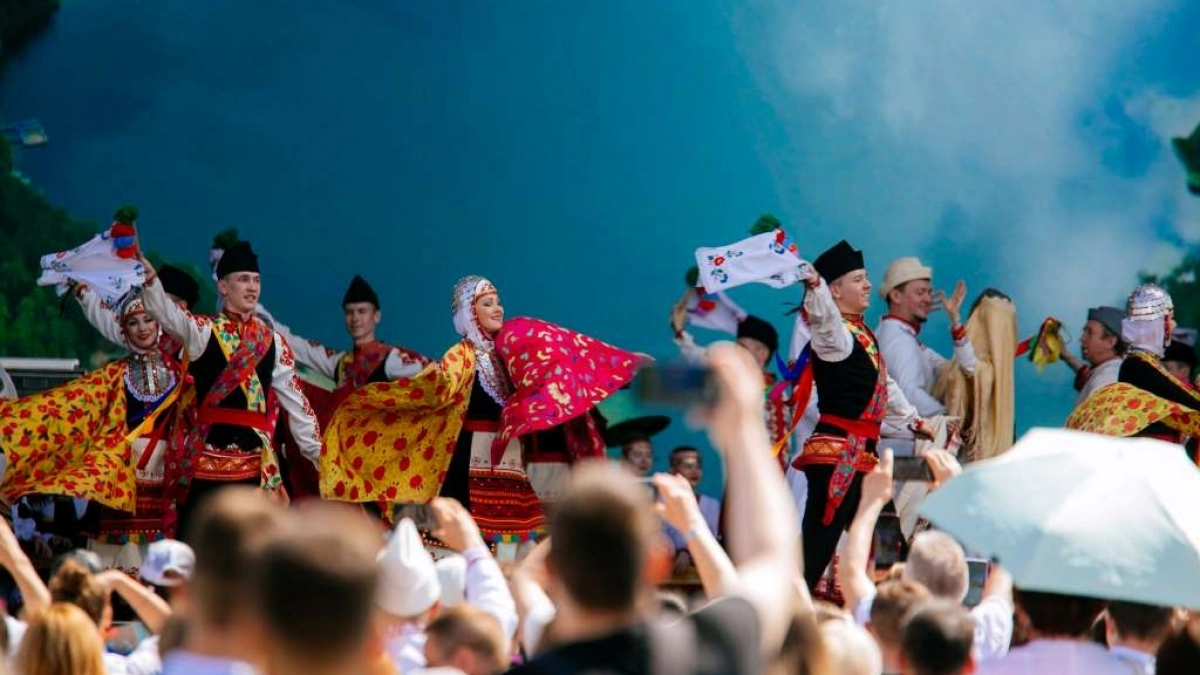 Люди с цветами и в марийских костюмах заполнят парк в центре Москвы
