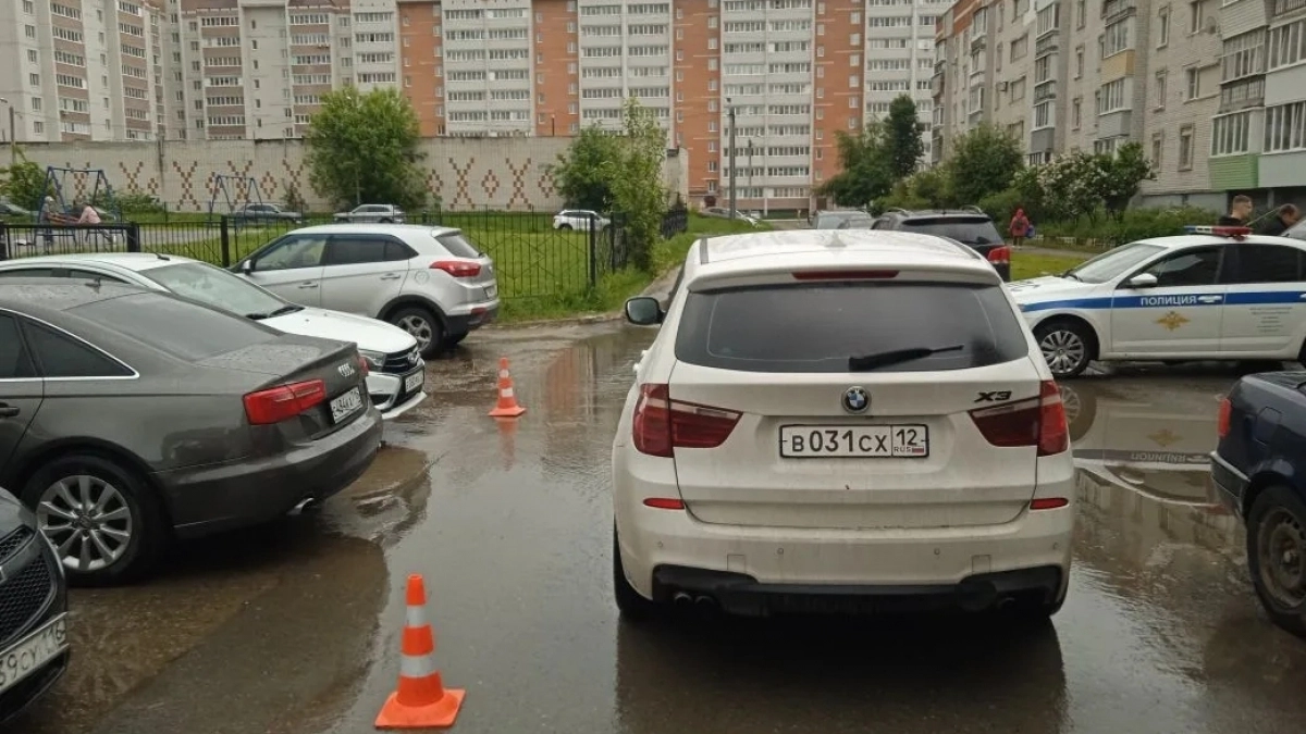 9-летний мальчик выбежал под БМВ в Йошкар-Оле: водитель сбежал