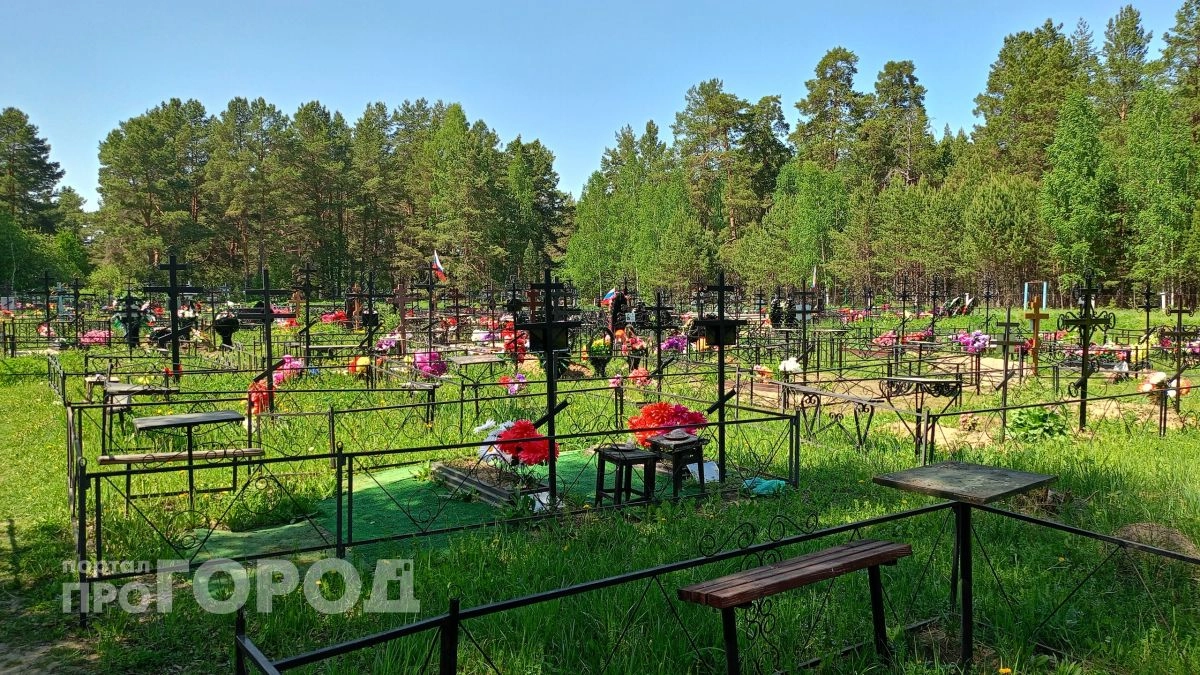 Можно ли есть и пить на кладбище на Троицу: священник дал точный ответ