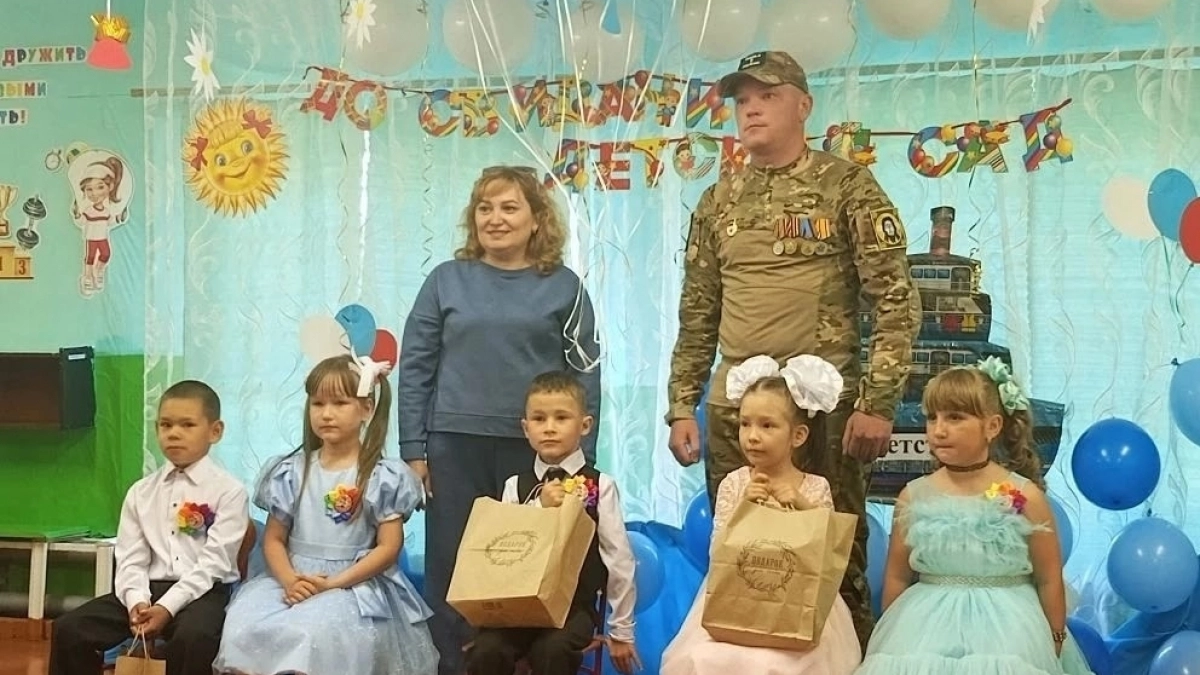 Герой СВО в Сернурском округе приехал в детский сад на выпускной и поздравил сына с его окончанием