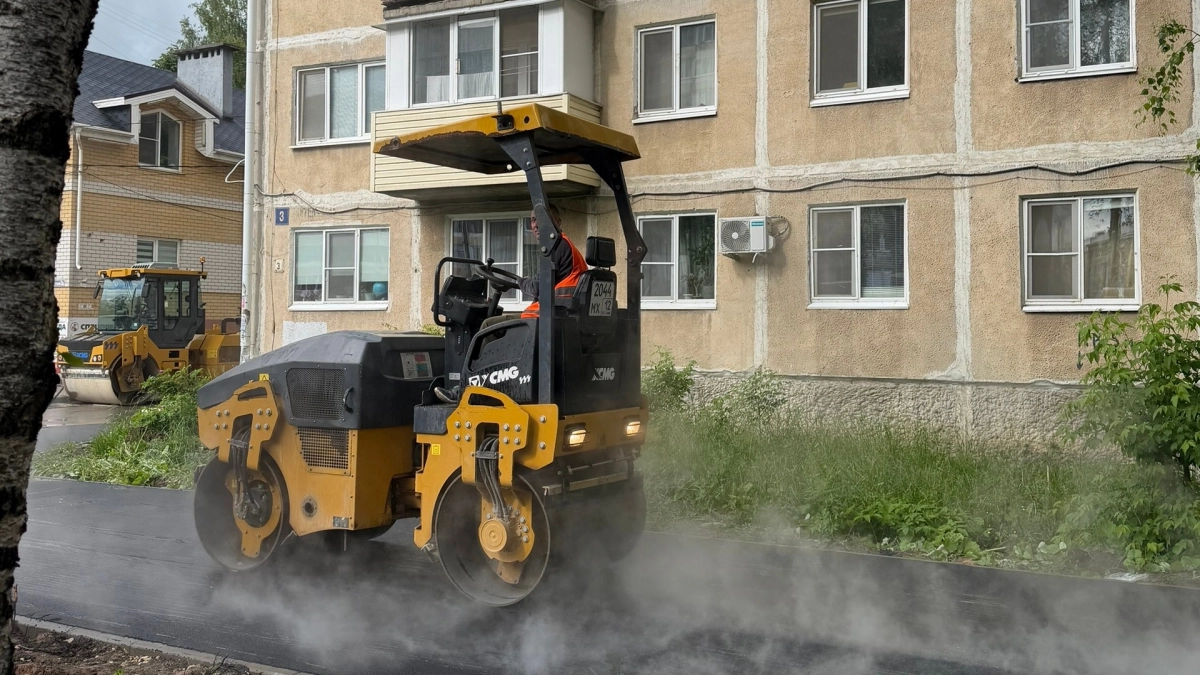 В Йошкар-Оле начали асфальтировать тротуар длиной в 6 футбольных полей