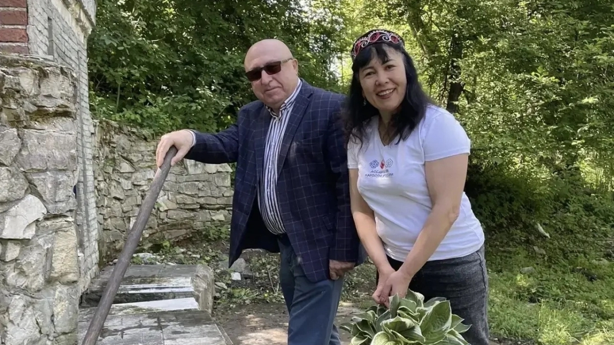 У родника «Дружба народов» в Советском районе почистили мусор, спилили старые деревья