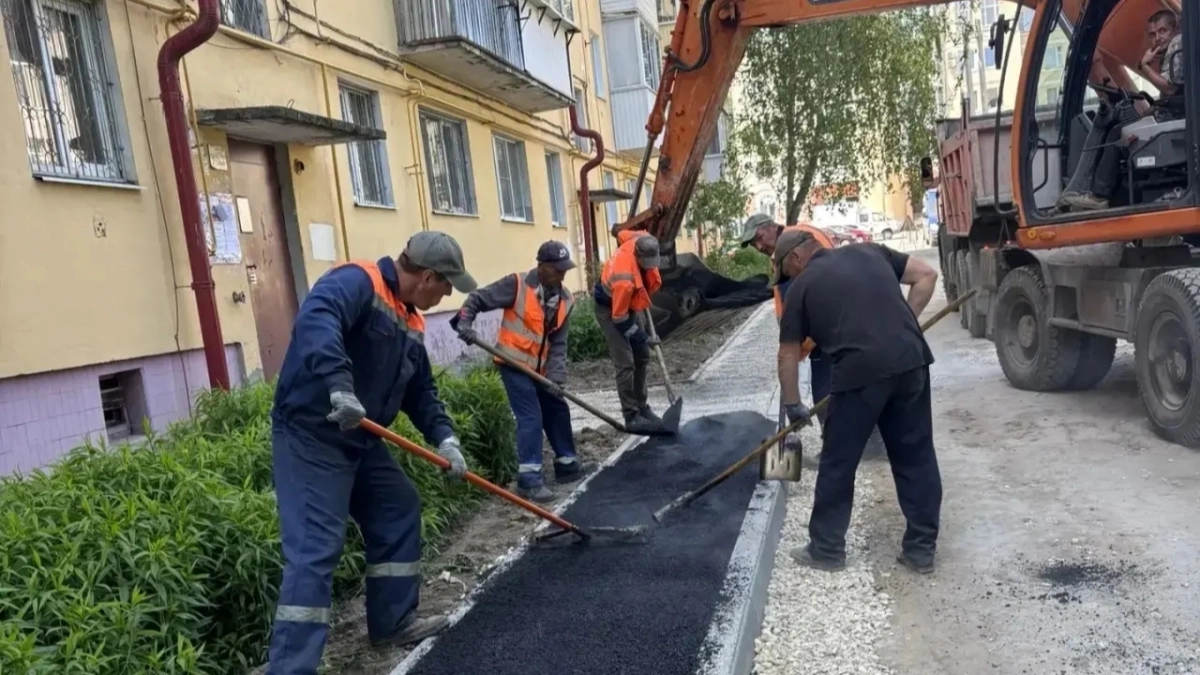 На улицах Йошкар-Олы ведутся масштабные работы: бордюры, ямочный ремонт и высадка цветов