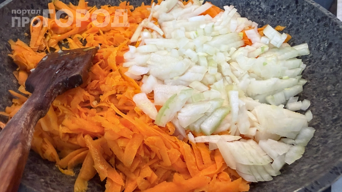 Лук или морковь — кто первый на сковороде: ошибка, которая портит вкус любого блюда