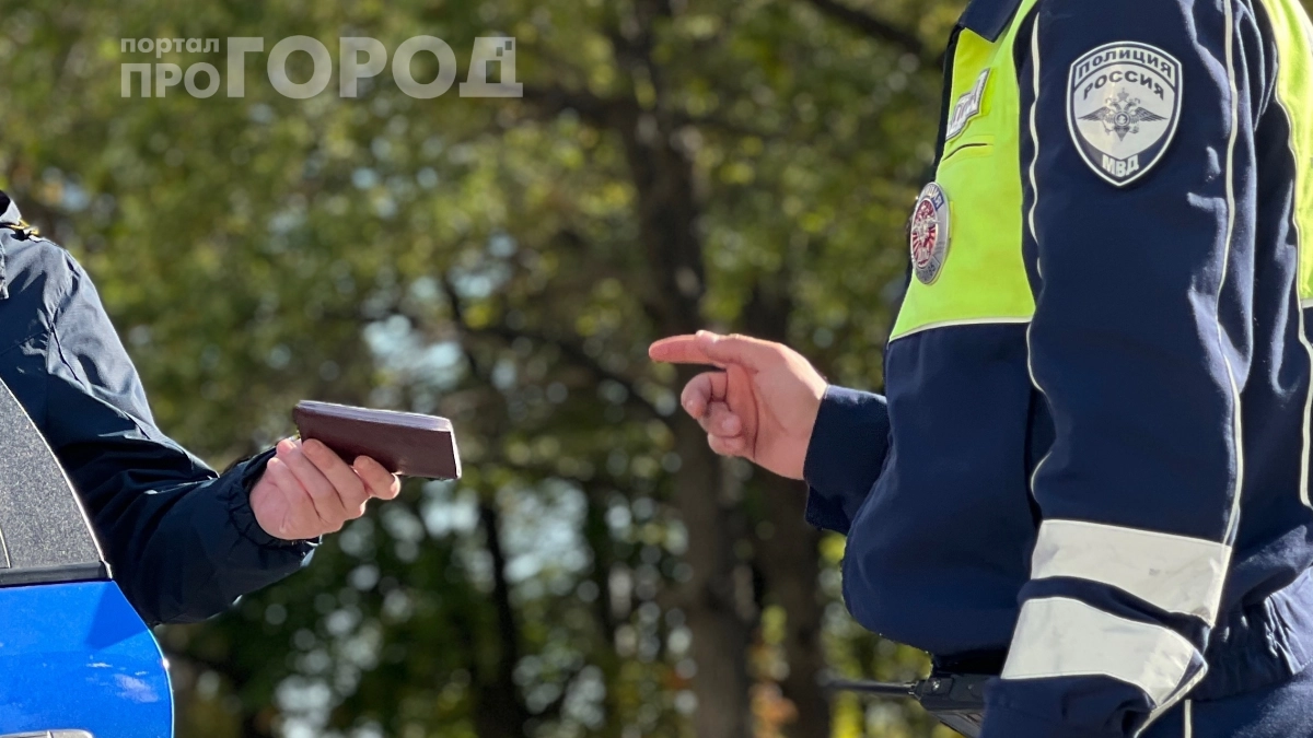 Инспектор подошёл к машине на парковке: что делать — обязаны ли вы отдавать права