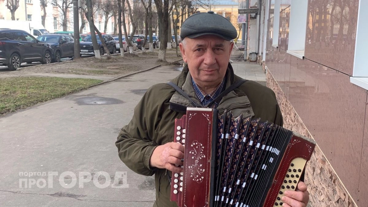 Спас себя после клинической смерти игрой на гармони: йошкаролинец устраивает на улицах концерты после тяжелой болезни