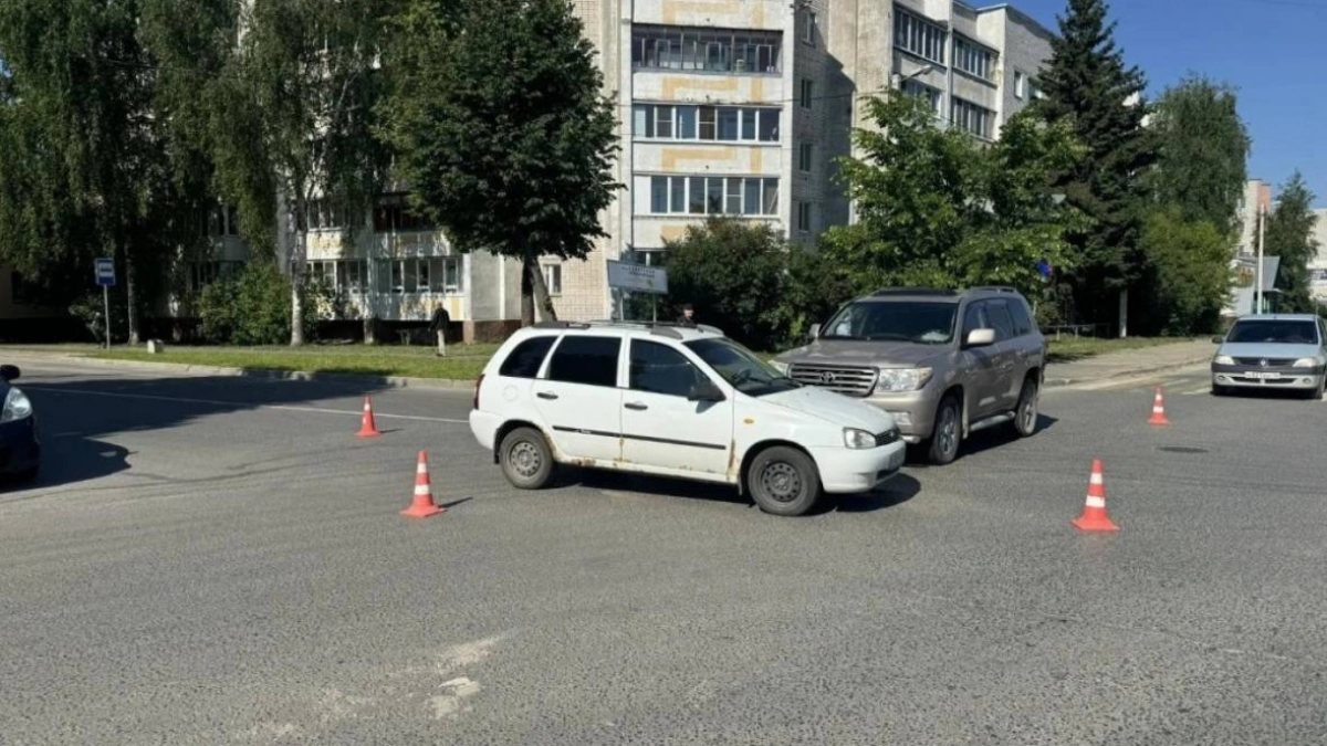 Пенсионер на Тойоте протаранил Ладу на перекрестке Йошкар-Олы 