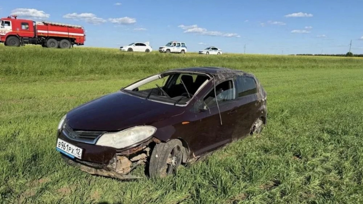 Chery опрокинулась в кювет в Медведевском районе: пострадали две девушки и два ребенка