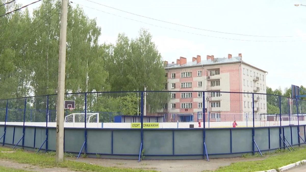 Резиновое покрытие, освещение и хоккейные ворота: в Оршанке заработала новая спортзона
