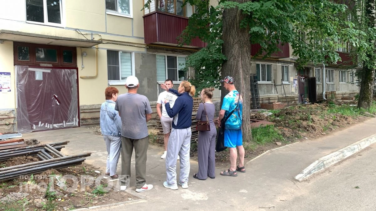 «Трубы по полу, плесень на стенах»: в Йошкар-Оле жильцы дома 87 на Красноармейской задыхаются от сырости и запаха      