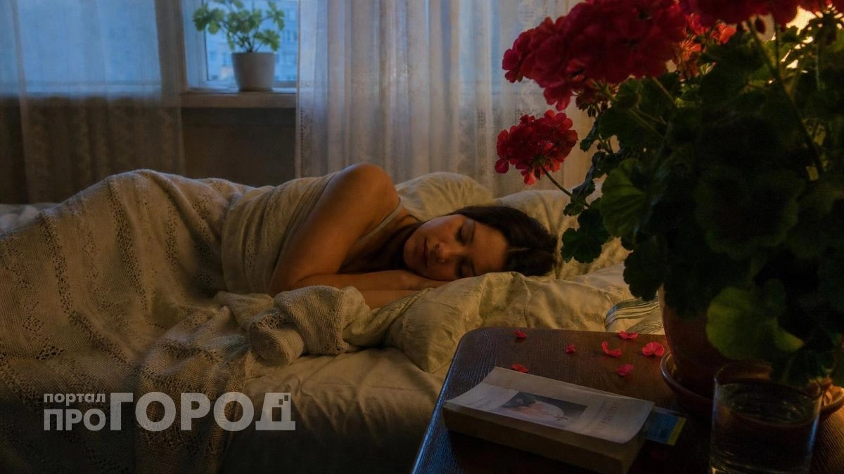 Эти два популярных цветка нельзя держать в спальне вопреки поверьям: вызывают бессонницу и лишнюю тревогу
