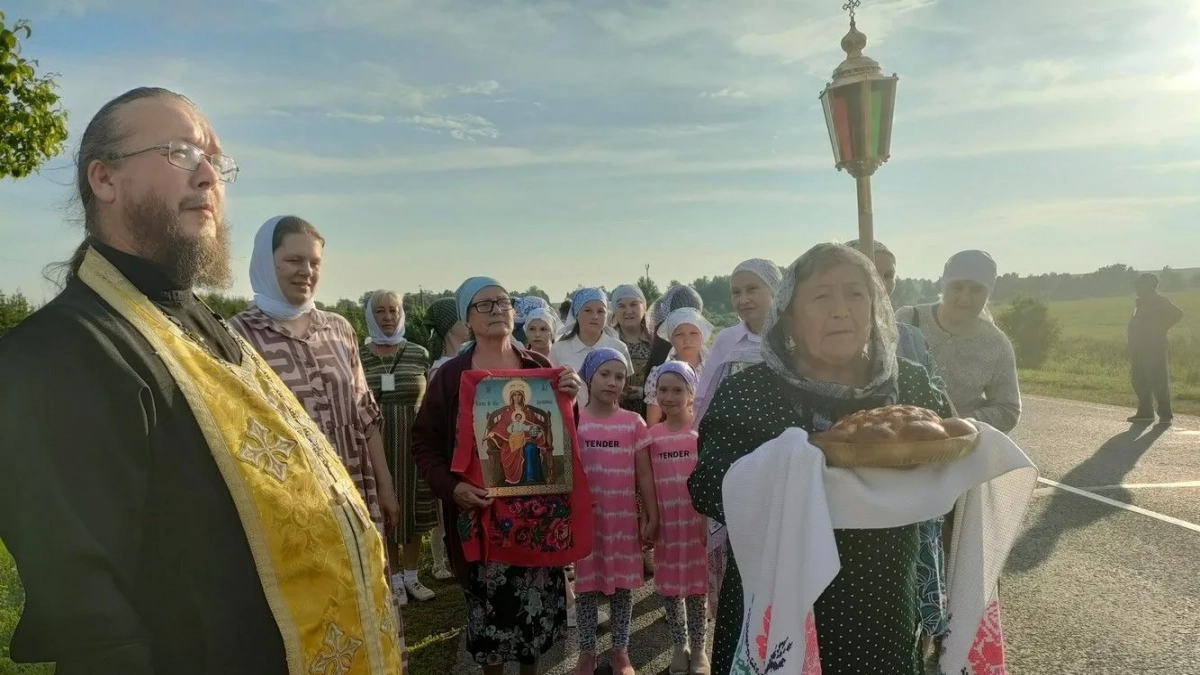 Встречали икону с хлебом-солью и молили о мире: Седмиезерная икона Богородицы в Куженерском районе