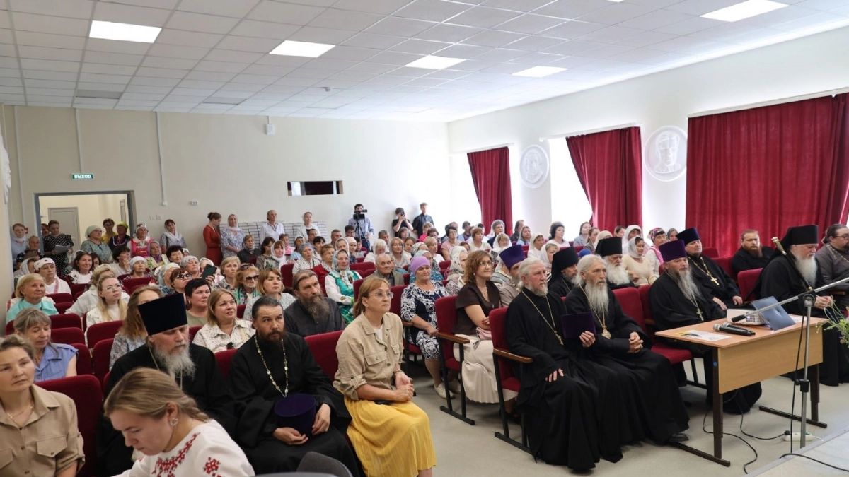 В селе Петьялы верующие получили в дар Библию на марийском языке