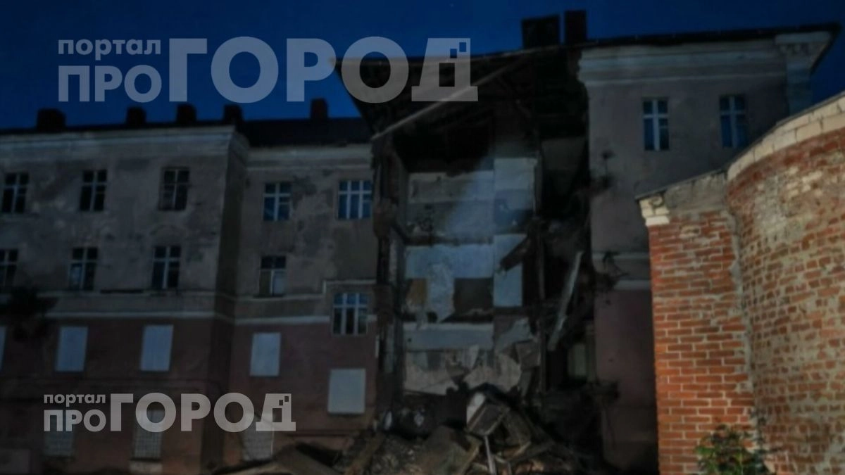 Подъезд бывшего общежития обрушился ночью в Йошкар-Оле
