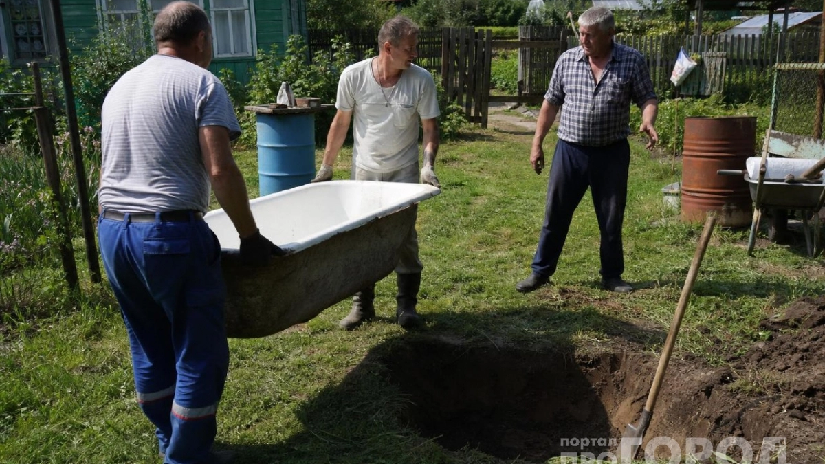 Треснувшая ванна + немного цемента: рукастый зять показал, как сделать декоративный пруд за полдня