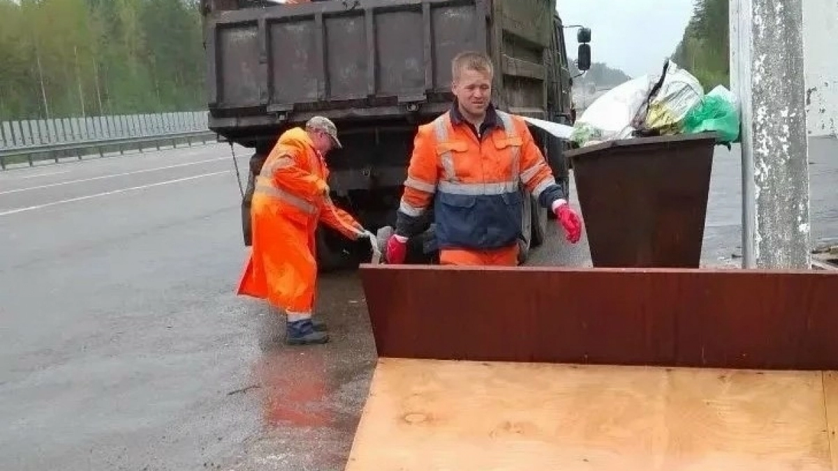 Марийские дорожники убрали с трассы диван - откуда он взялся, никто не знает