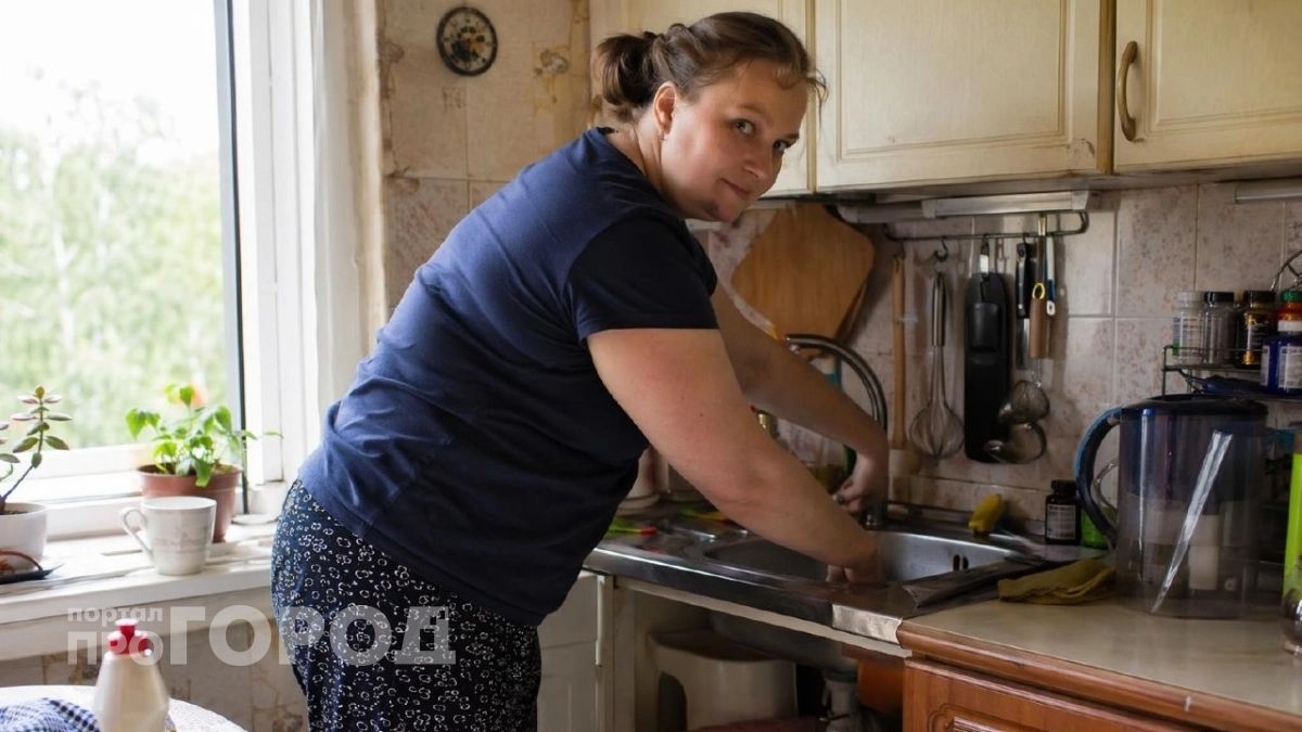 Сантехника даже не вызывала: убрала засор из раковины этой смесью за 5 минут и 40 рублей