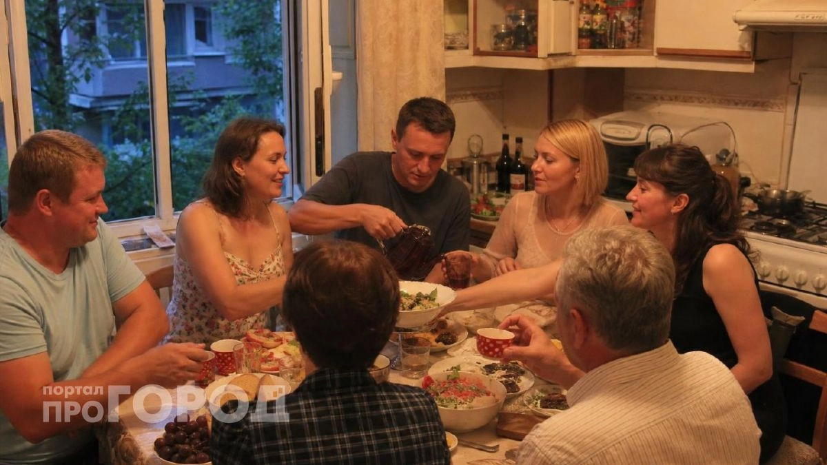 Семейные застолья больше не в моде: почему лучше никого не приглашать домой