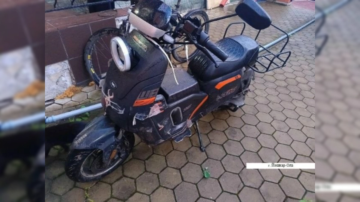 На площади в Йошкар-Оле разбился электроскутер с двумя подростками