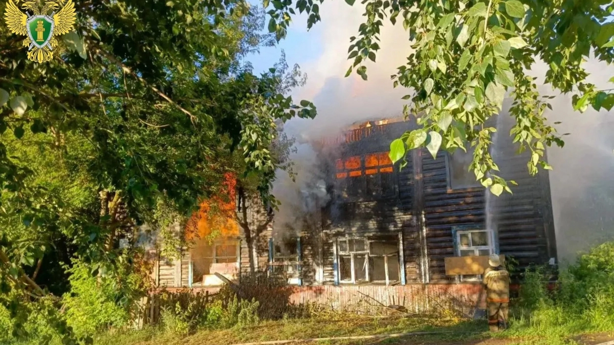 В Волжске дотла сгорел расселенный дом из-за не осторожности 