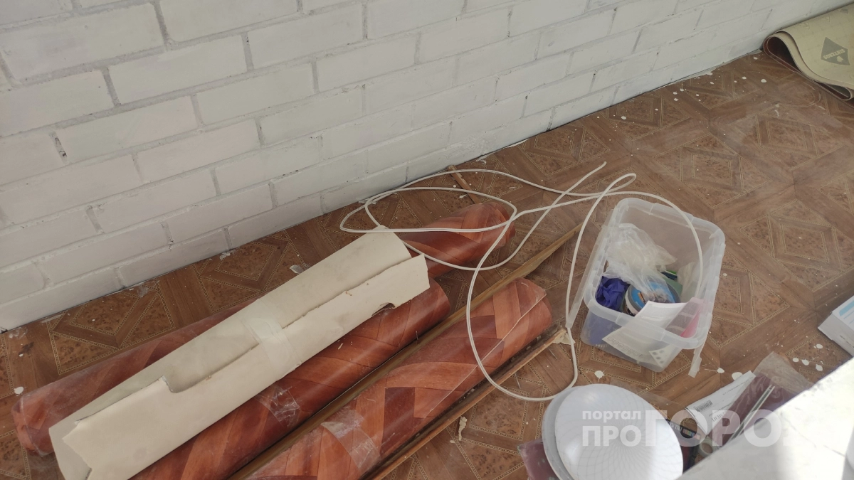 Старый линолеум выбрасывать не стал: сделал садовую дорожку в хозяйственной зоне — не пачкается и легко мыть