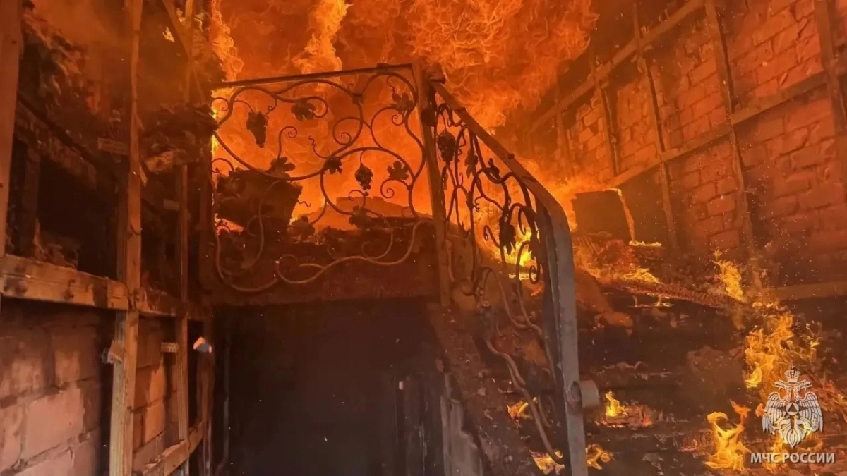 В деревне Савино полыхнуло хозяйство: горело 300 квадратных метров