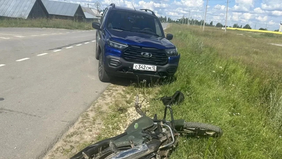 В Михайловке ребенок на мопеде влетел в Ниву