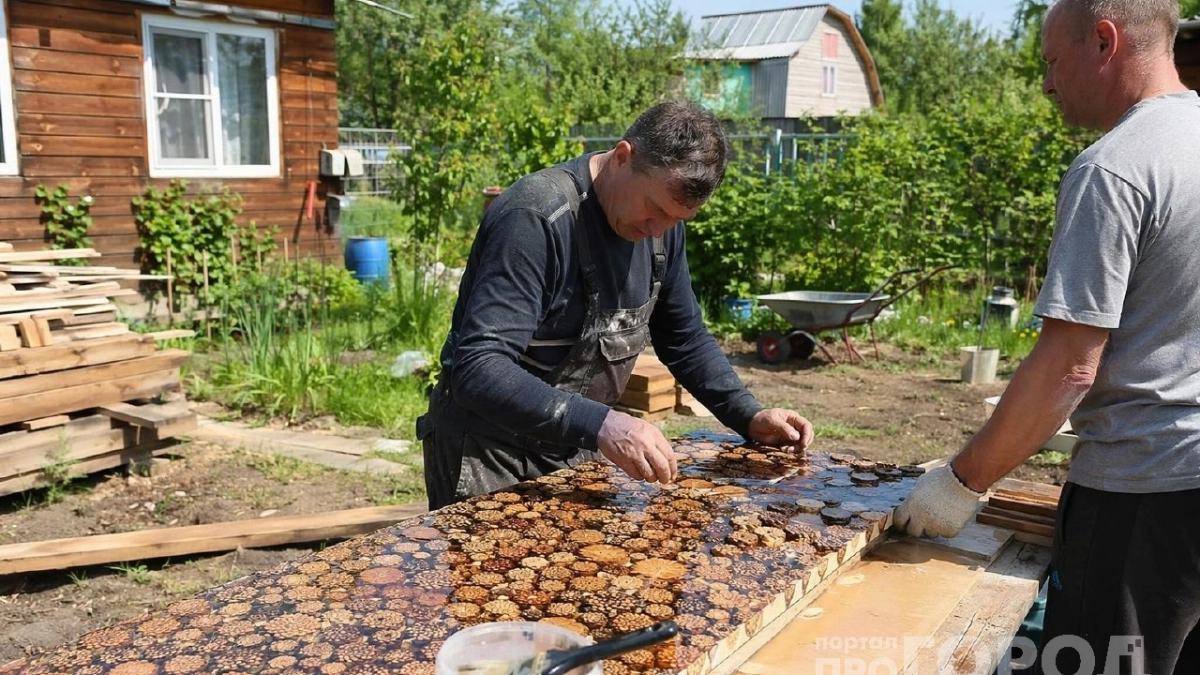 Сосновые шишки - клад для хозяина: как из старого поддона и эпоксидки сделать "хвойный" стол на даче